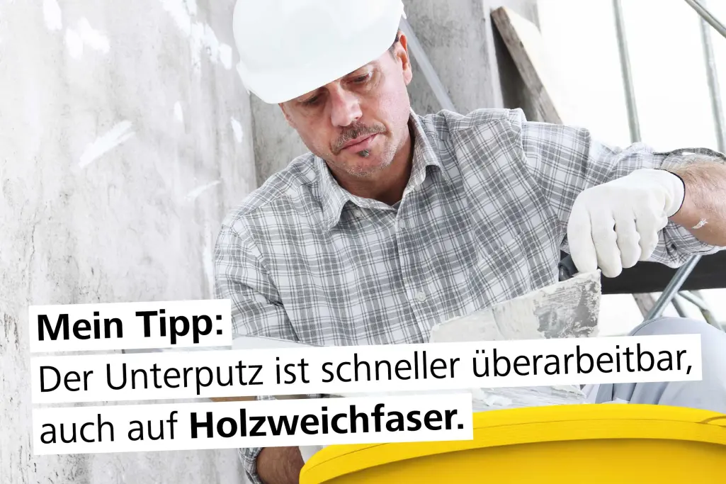 Handwerker beim Arbeiten an der Fassade sagt: Mein Tipp: Der Unterputz ist schneller überarbeitbar.