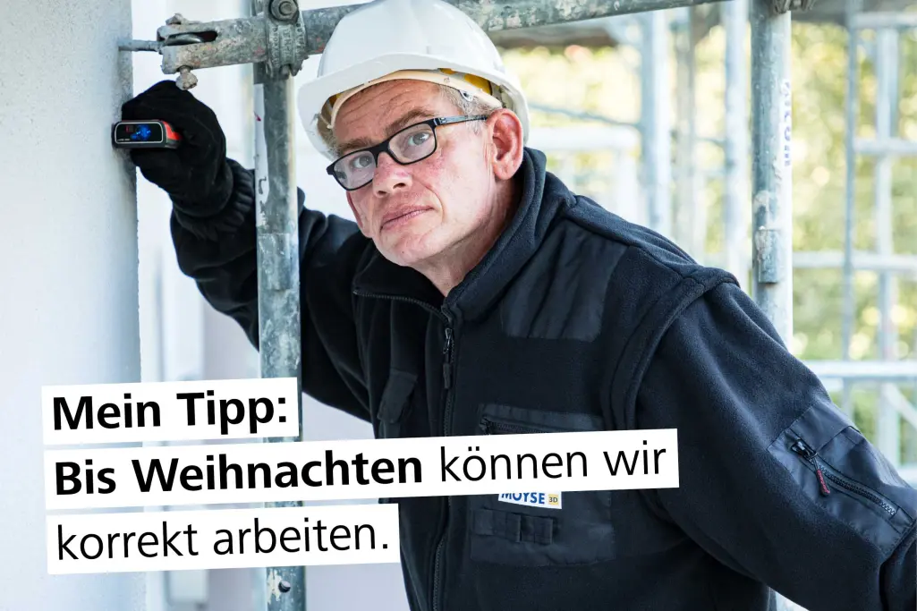 Fachhandwerker auf dem Gerüst. Text im Bild: Mein Tipp: Bis Weihnachten können wir korrekt arbeiten.