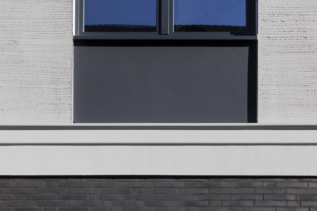 Fassadengestaltung: Klinker, Putz, plastische Fassadenelemente und Fassadenfarbe von Sto