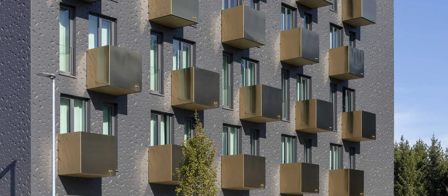 Fassadengestaltung Architektur: plastische Fassadenelemente und Fassadenfarbe auf WDVS