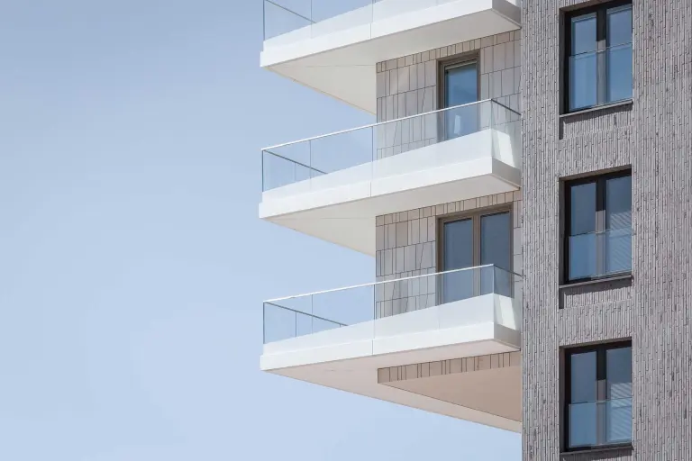 Vielfältige Fassadenmaterialien: gedämmte Fassade mit Materialkombination Klinker und Naturstein