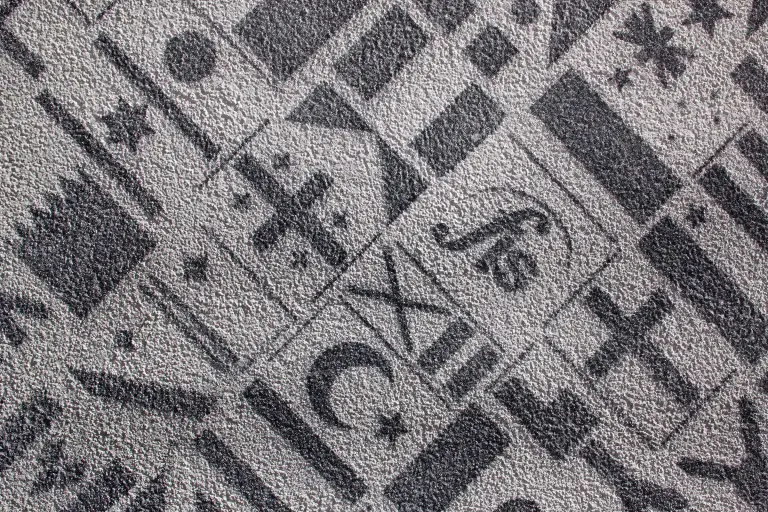 Fassadenmaterialien: weiß-graue Oberfläche, StoSignature Putzstruktur, Schablonentechnik