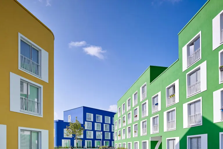Fassadenfarbe und Architektur sind untrennbar miteinander verbunden: Studentisches Wohnen, Studentenwohnanlage