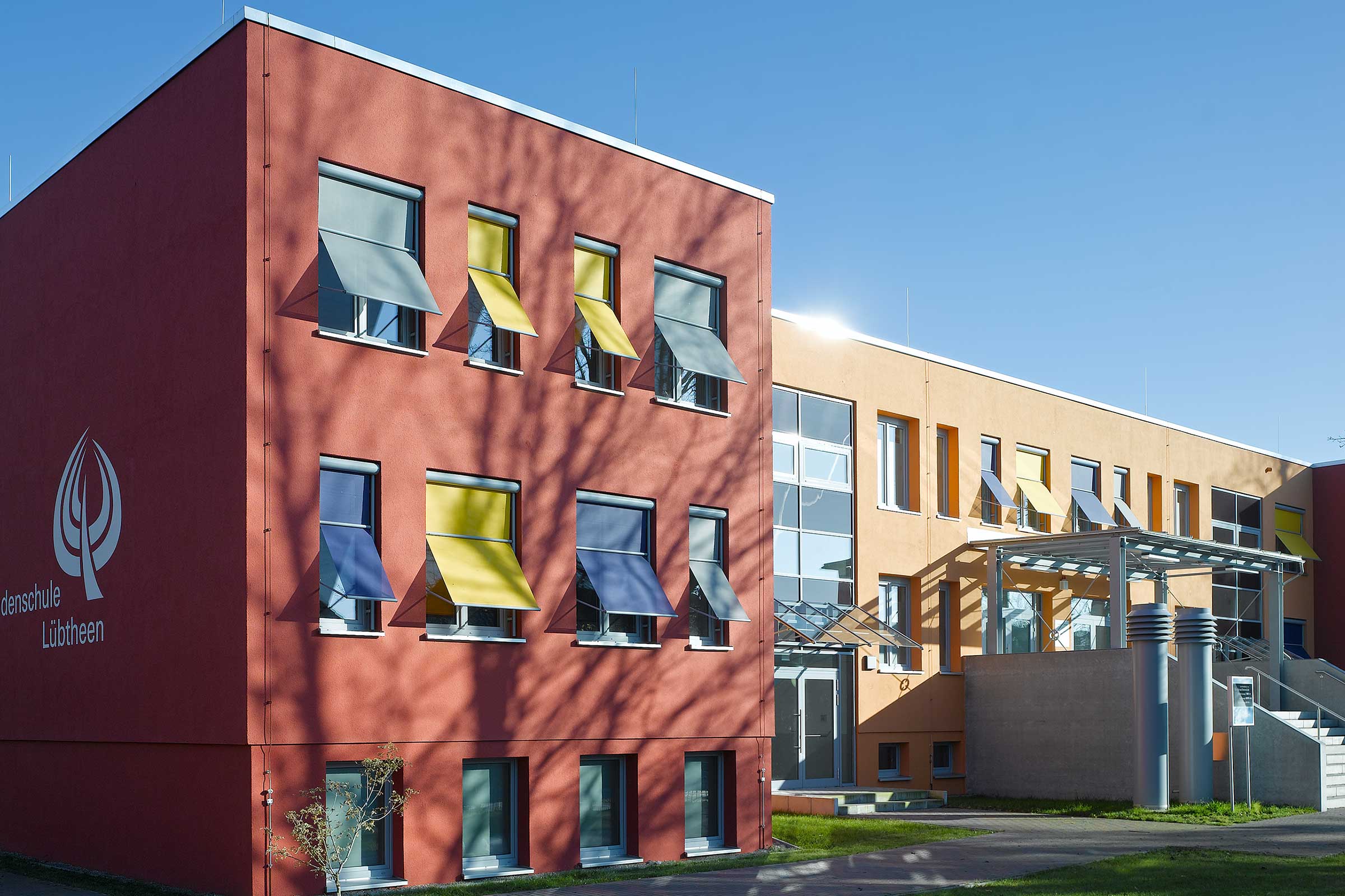 Fassadenfarbe: Dispersionsfarbe StoColor Jumbosil in Rot und Orange auf WDVS-Fassade von Sto