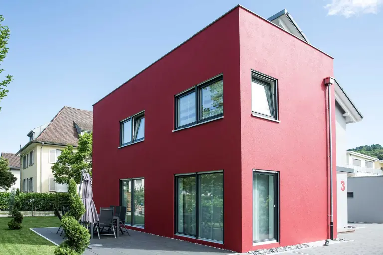 Wetterfeste Fassadenfarbe StoColor Dryonic®, rote Hausfassade Einfamilienhaus