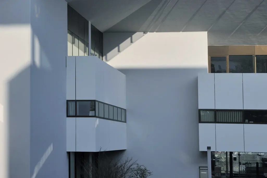 Photokatalytische Fassadenfarbe für saubere Stadtluft: weiße Gebäudefassade, StoColor Photosan