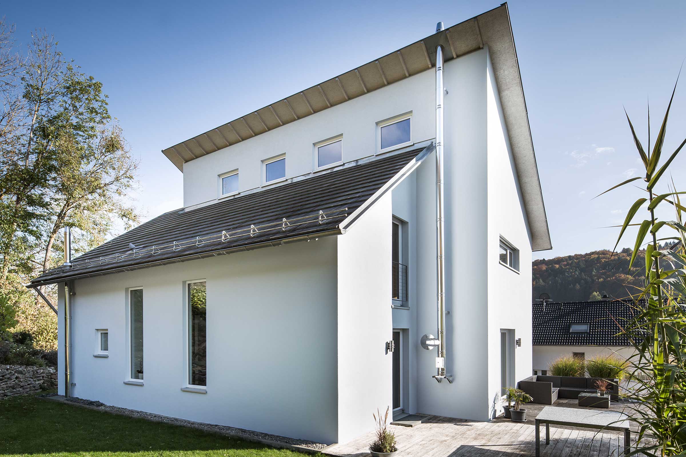 Fassadenfarbe in Weiß: Hausfassade mit Silikat-Fassadenfarbe StoColor Solical in Weiß gestrichen.