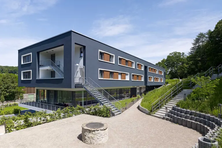 StoColor X-black, Fassadenfarbe mit NIR-Reflexion, dunkle Hausfassade eines Apartmenthauses