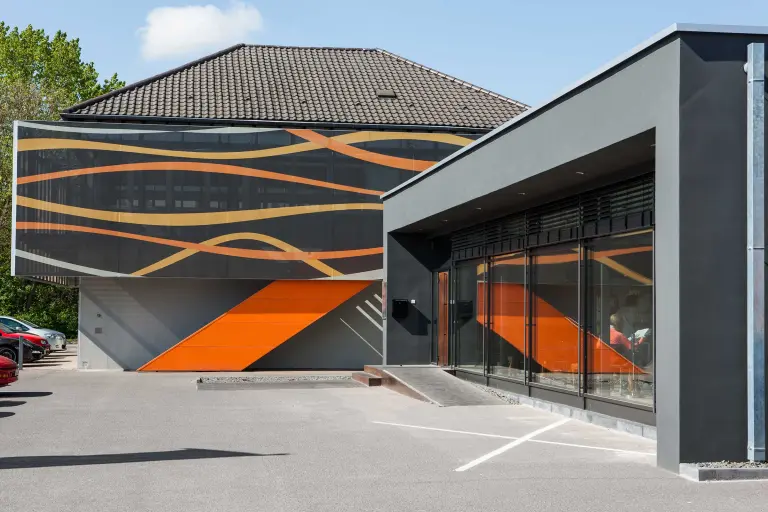 StoColor X-black, Fassadenfarbe mit NIR-Reflexion, dunkle Fassade Fitness Resort