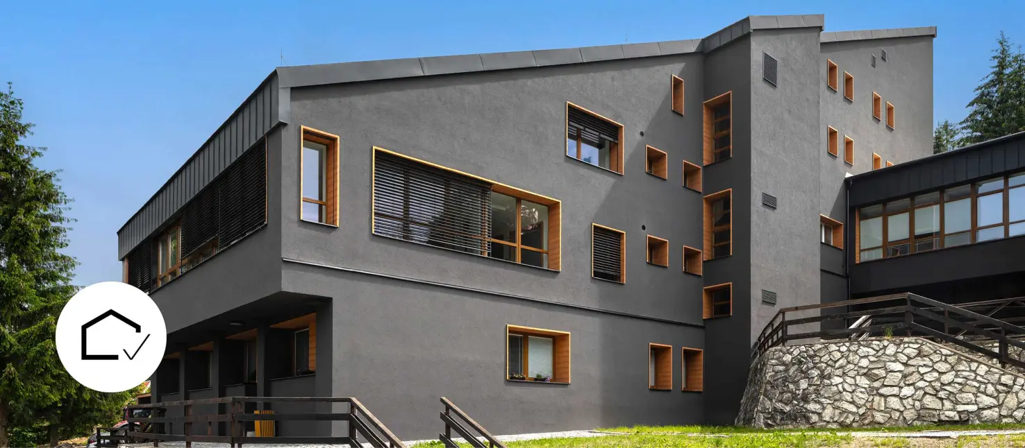 Hitzebeständige Farbe StoColor X-black reduziert solare Aufheizung einer schwarze Hausfassade