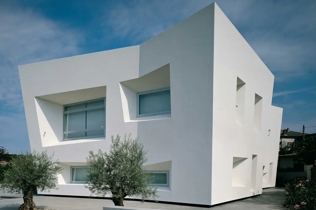 Fassadenputz StoLotusan® mit Lotus-Effect® Technolog: weiße Fassade eines Geschäftshauses