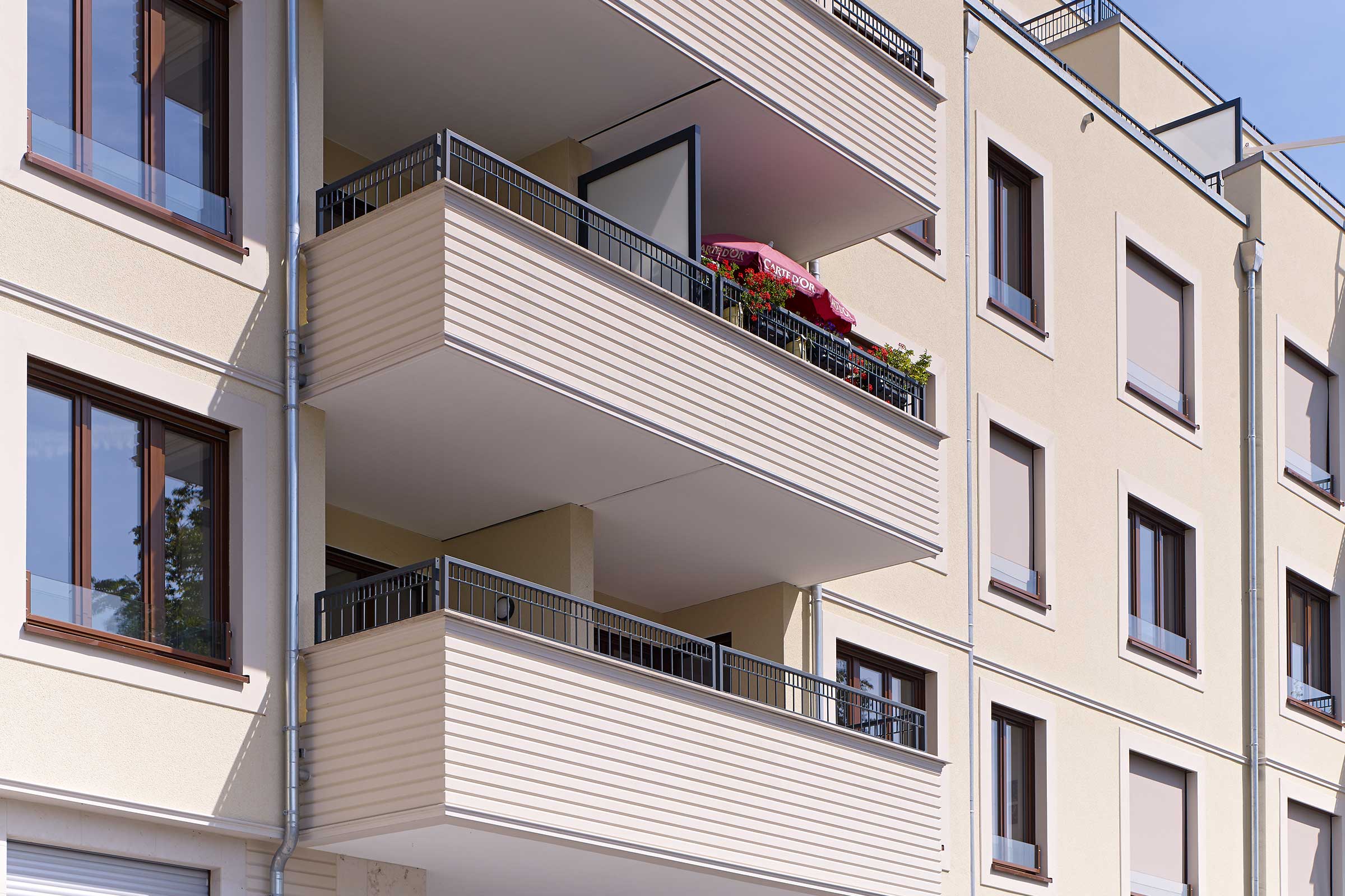 Putzfassade eines Wohn- und Geschäftshauses, beigefarbener Kratzputz StoMiral Edelkratzputz 