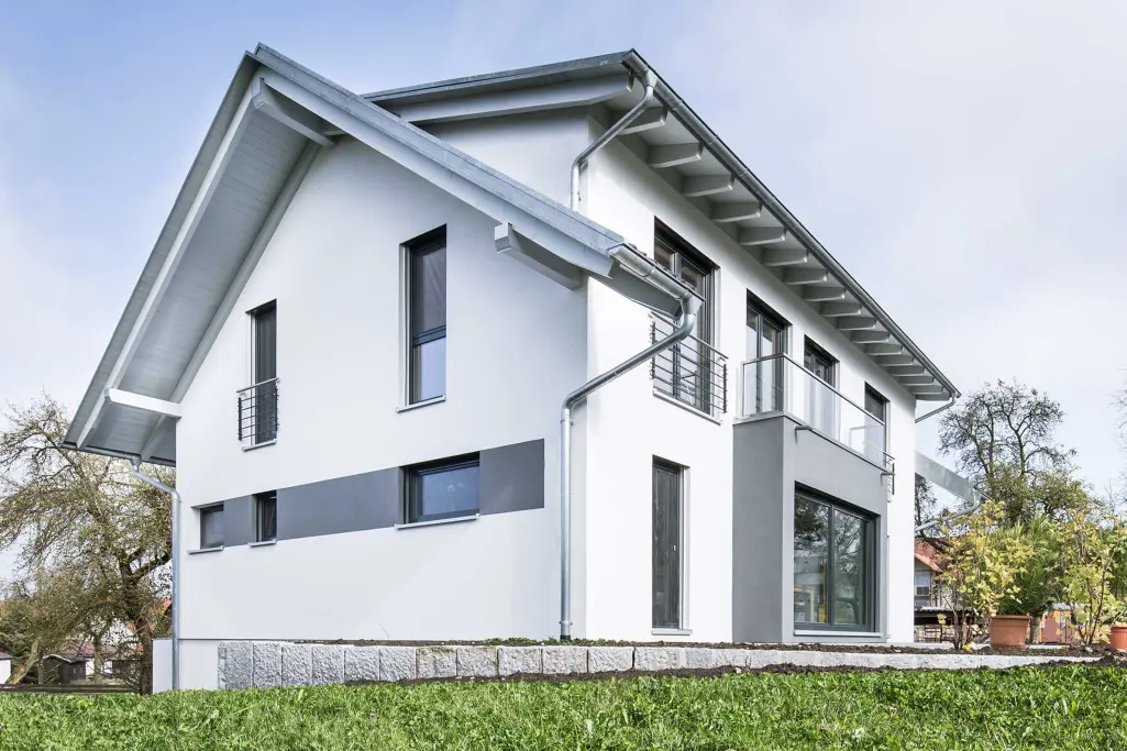 Fassadenputz StoSilco® blue: weiße Putzfassade eines Einfamilienhauses mit Siliconharzputz