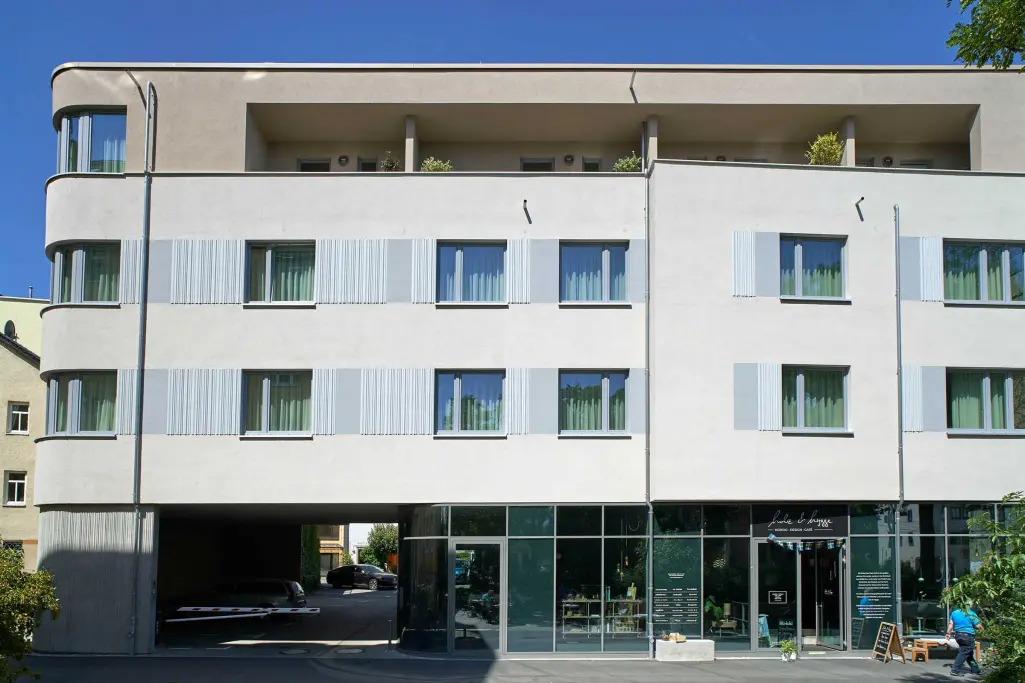  Fassade einer Hotelanlage in Jena, gestaltet mit plastischen Fassadenelementen von Sto auf VHF