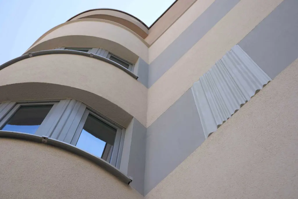 Detailaufnahme: mit VHF und plastischen Fassadenelementen von Sto gestaltete Neubaufassade 