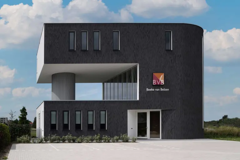 Außenaufnahme eines Bürogebäudes, gedämmte schwarze Fassade, bekleidet mit Flachverblendern von Sto