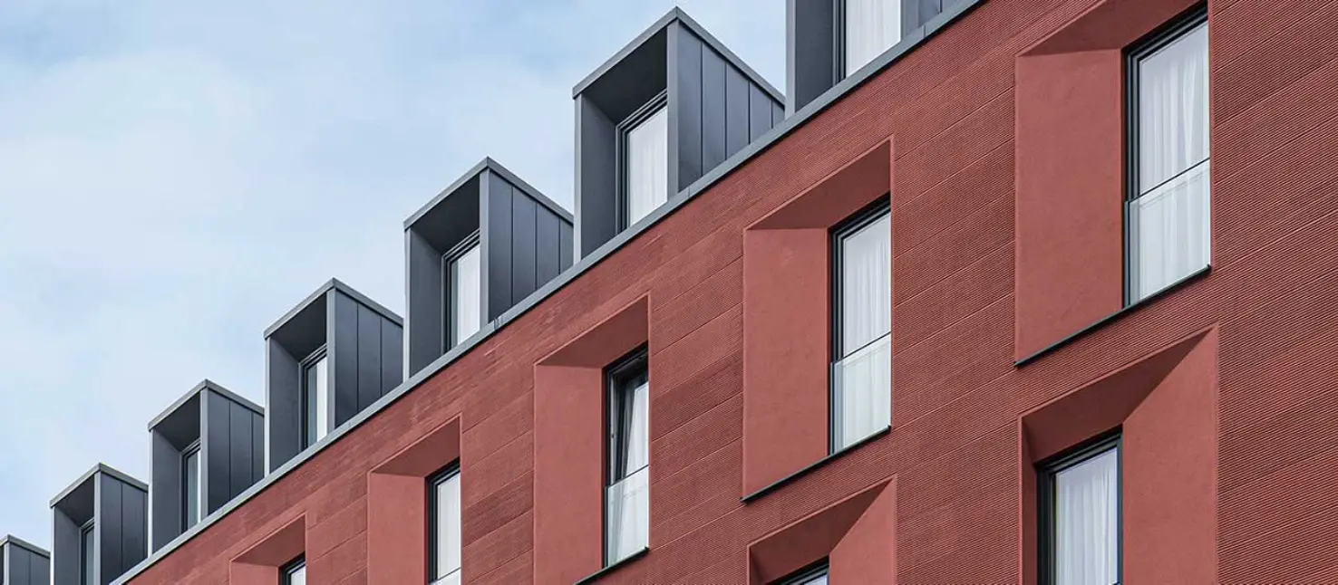 Außenaufnahme Detail: rötliche Fassade, gedämmt mit WDVS von Sto: Dämmstoffe Steinwolle und EPS