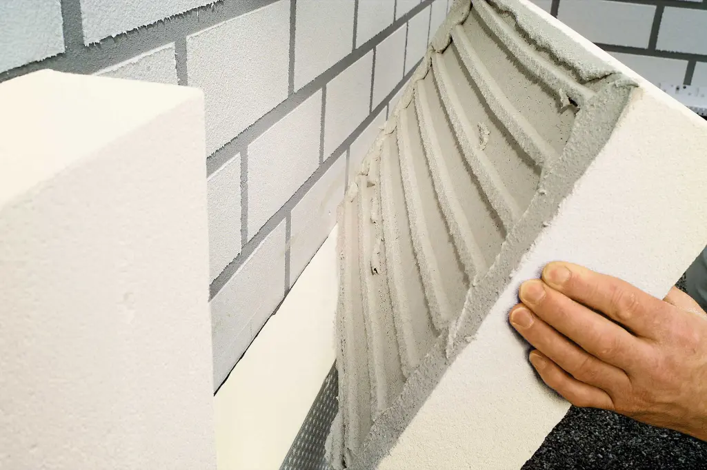 Verarbeitung einer Mineralschaumdämmplatte von Sto: Verkleben der Dämmplatte