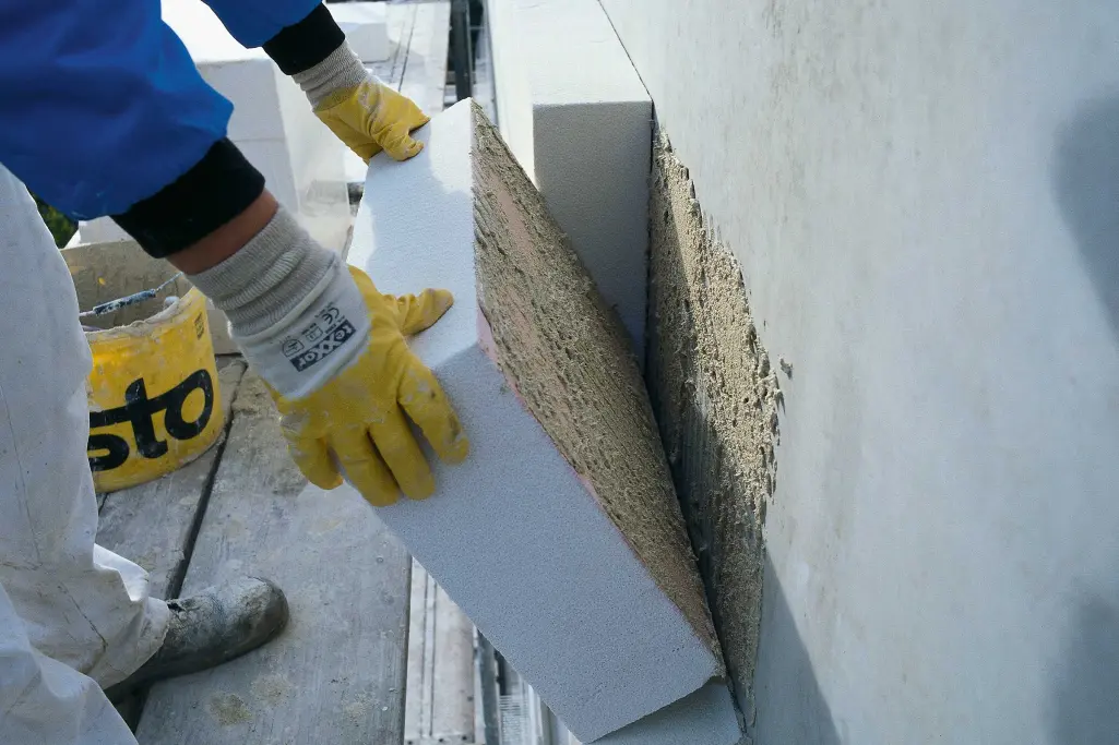Verarbeitungsfoto: Verkleben von Mineraldämmplatten, Außendämmung