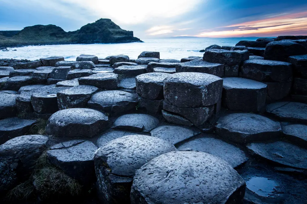 Bestandteil des Dämmstoffs Steinwolle: das Naturgestein Basalt. Basaltsäulen am Giants Causeway