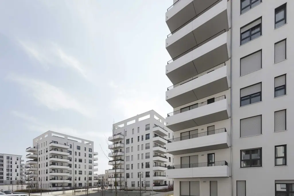 Außenaufnahme 4 Wohnhochhäuser, helle Fassade gedämmt mit Phenolharz Hartschaumplatten