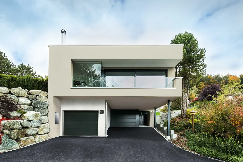 Einfamilienhaus mit beigefarbener Fassade, gedämmt mit StoTherm PIR, Dämmplatte aus Polyurethan