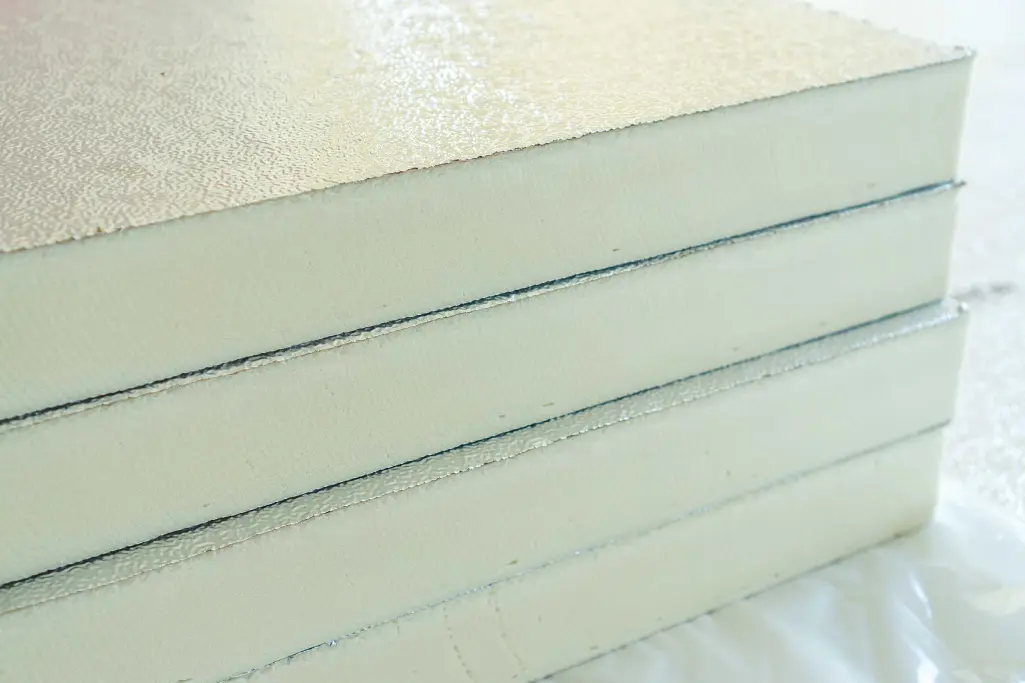 Hartschaumplatten aus PIR aufeinander gestapelt. PIR-Dämmplatten, PIR-Dämmung