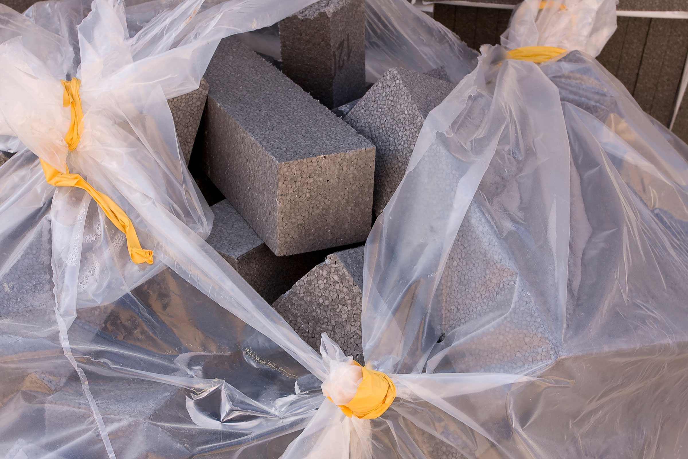 Reste von Styroporplatten aus EPS in Plastikbeutel