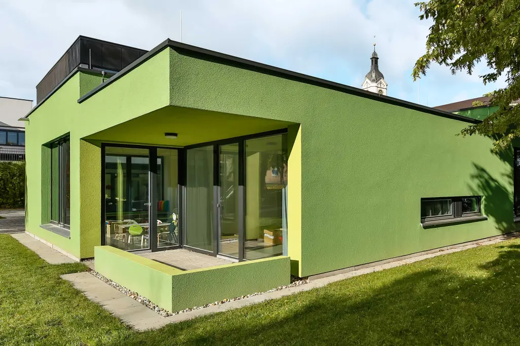 Ein Haus ist mit Holzfaserdämmung ausgestattet