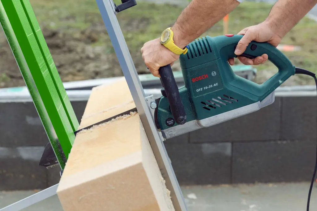 Eine Holzfaserdämmplatte wird geschnitten