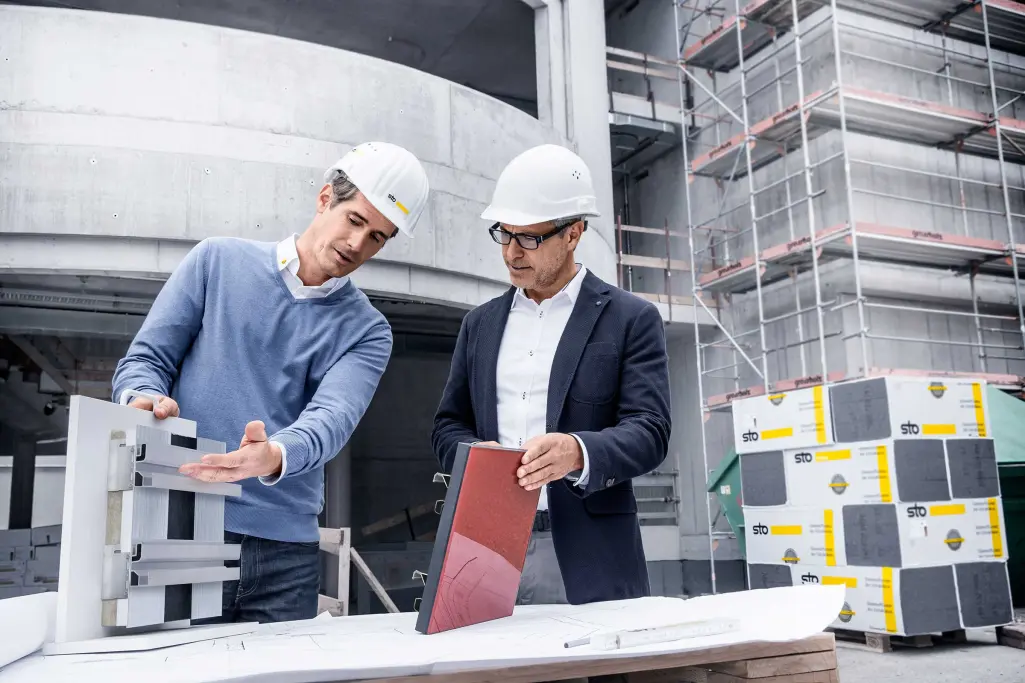 Dämmsysteme Fassade: Beratung auf der Baustelle Sto-Projektmanager und Architekt, StoVentec Glass