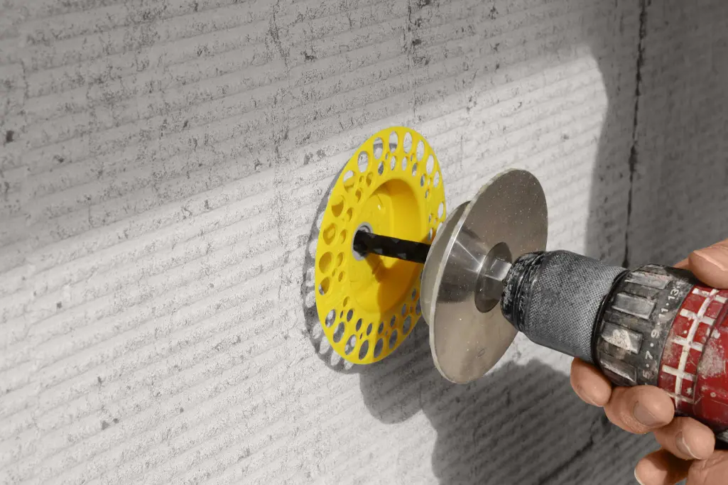 WDVS Dübel: Verarbeitung, Dübel anbringen