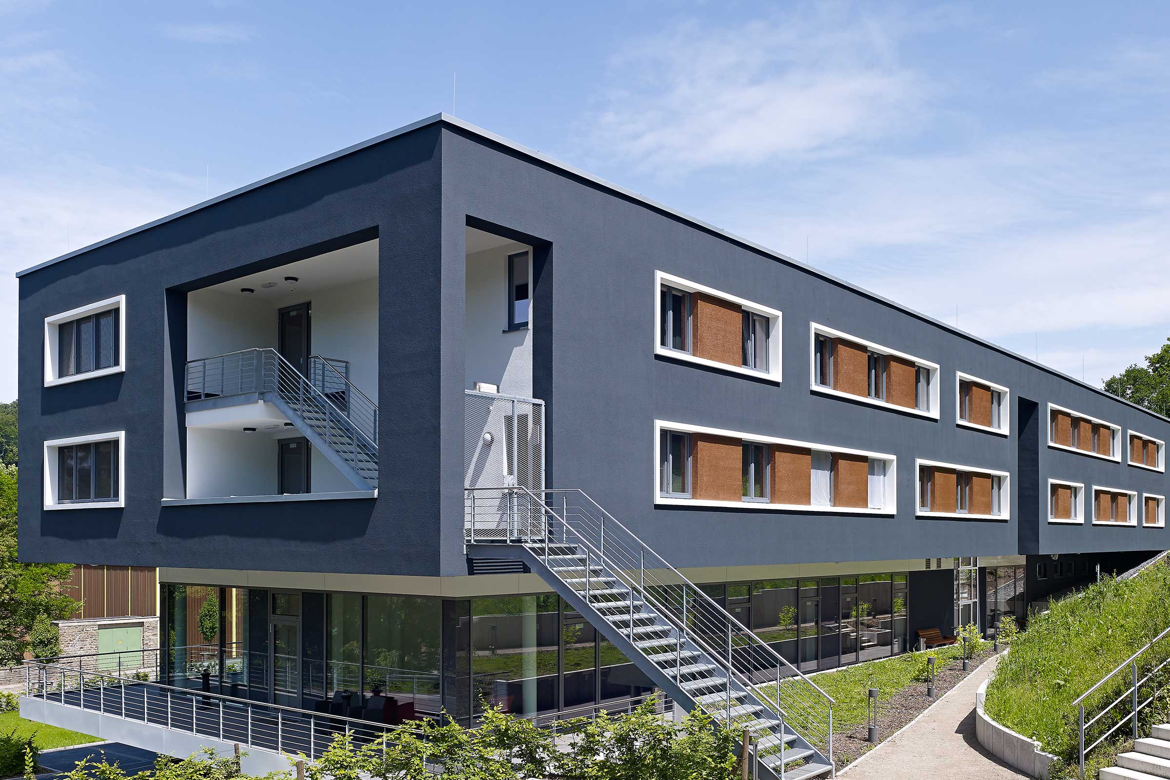WDVS-Fassade in Anthrazit. Apartmenthaus mit Wärmedämmverbundsystem StoTherm Classic®