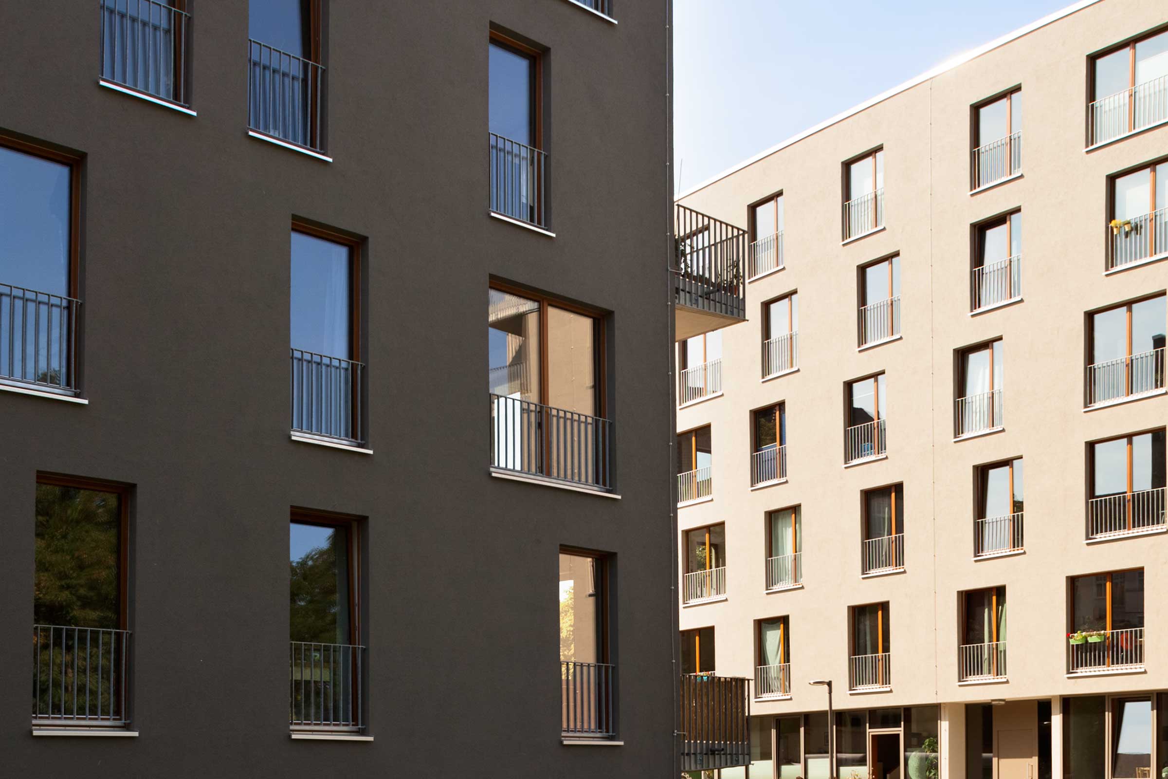 WDVS-Dämmung für Hochhäuser. Fassade, gedämmt mit WDVS von Sto.