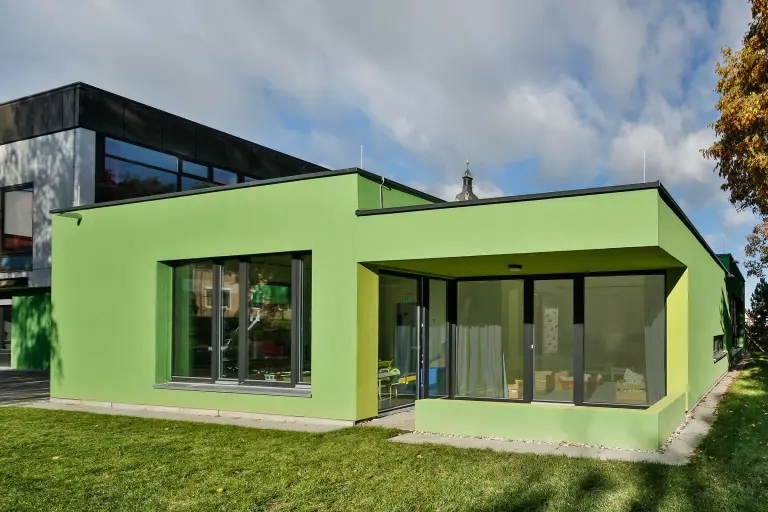 WDVS-Dämmung mit StoTherm Wood, nachhaltige WDVS-Fassade in Grün