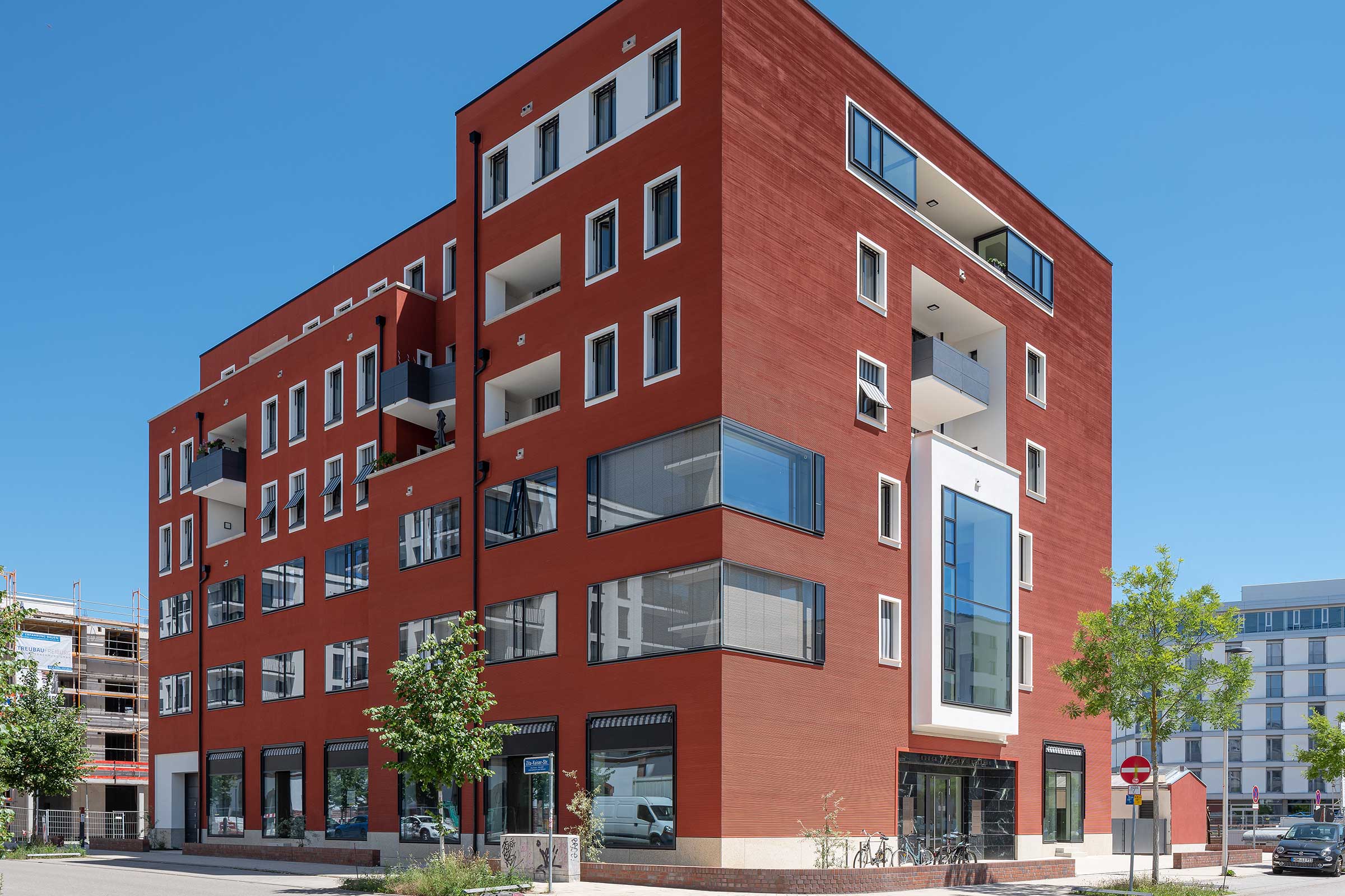 Rote WDVS-Fassade mit WDVS StoTherm Cell gedämmt und Putztexturen von Sto gestaltet.