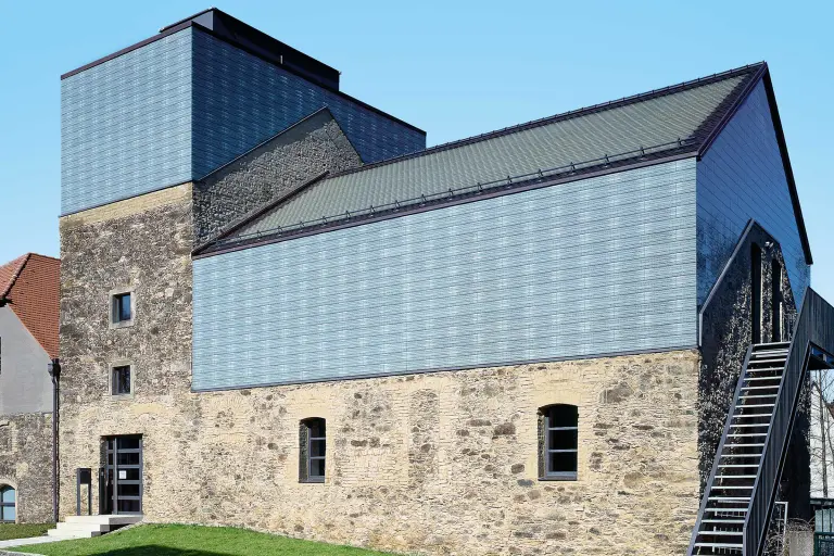 VHF-System StoVentec G, Mischfassade aus Glaspaneelen und Stein, Kulturzentrum Freyung