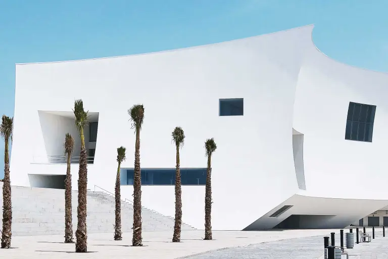 VHF mit Schwung: hinterlüftete Fassade eines Konzertsaals in Spanien, weiße Putzfassade StoVentec R