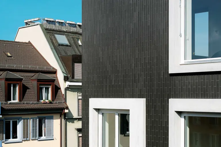 Hinterlüftete Fassade mit schwarzen Keramikplatten, VHF-System StoVentec C auf Stadthaus