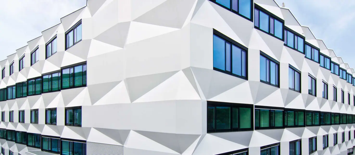 VHF: Vorgehängte hinterlüftete Fassade von Sto am Unigebäude, weiße gefaltete Fassade