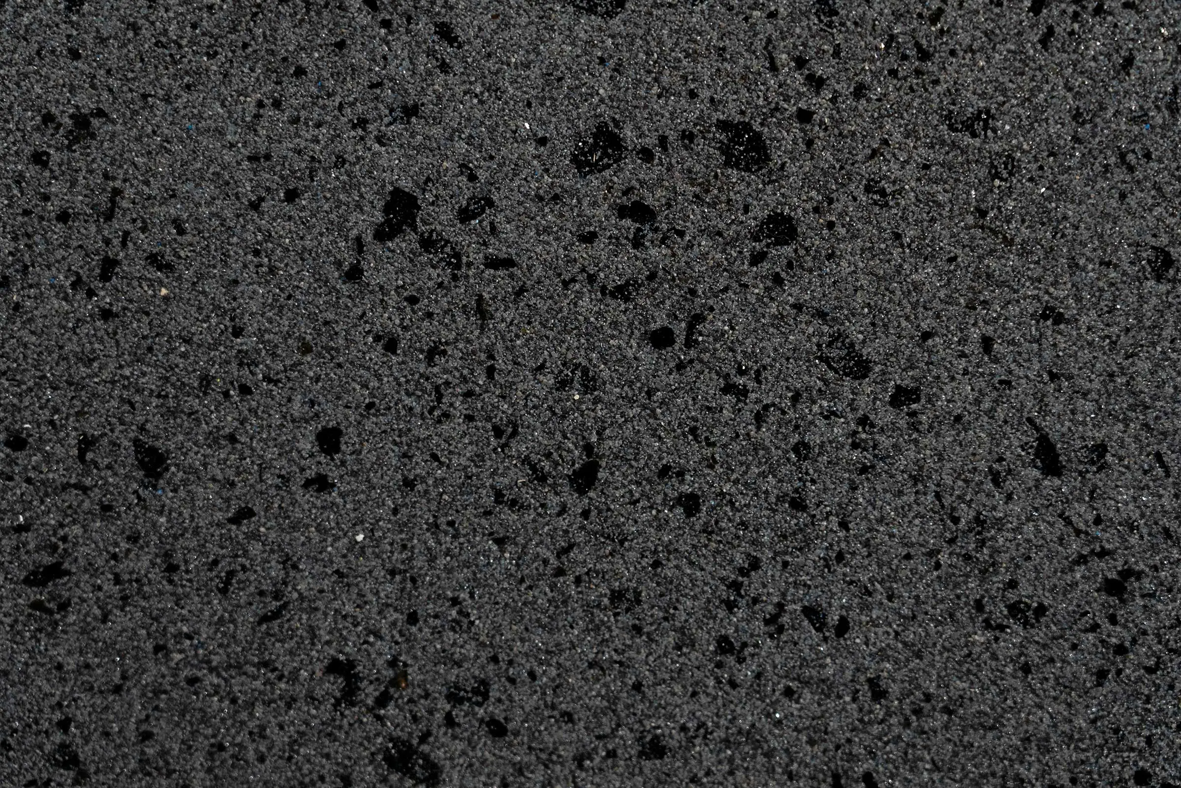 Natursteinputz StoSuperlit®, Putzoberfläche Kornstärke 0,8 in Anthrazit