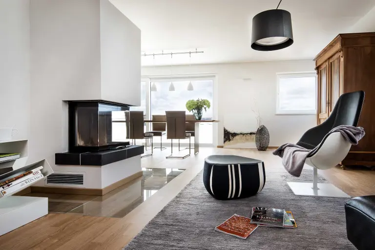 Raumklima verbessern mit ökologischem Spachtel StoCalce, Wohnzimmer mit Kamin.