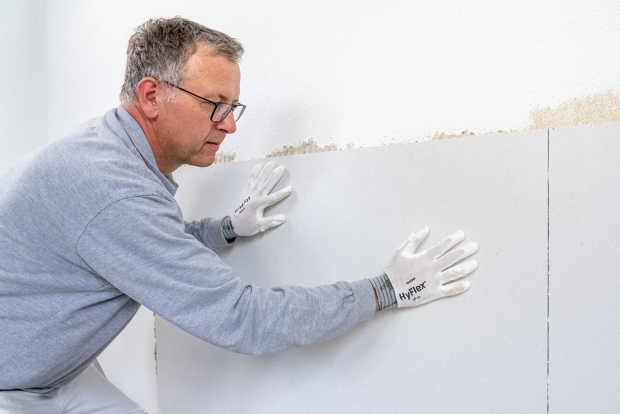 Schimmelsanierung Wand: Ankleben der Putzträgerplatte StoCarrier Helio, Schimmelschutz-System