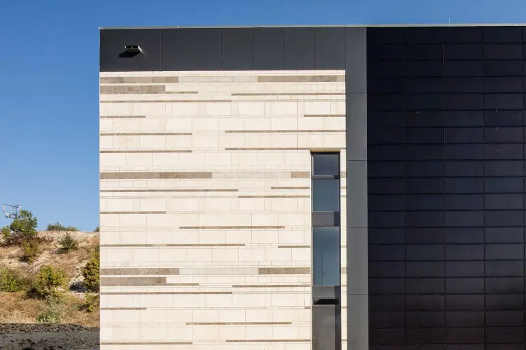 Außenaufnahme beigefarbene, gedämmten Natursteinfassade, bekleidet mit StoStone Natursteinfliesen