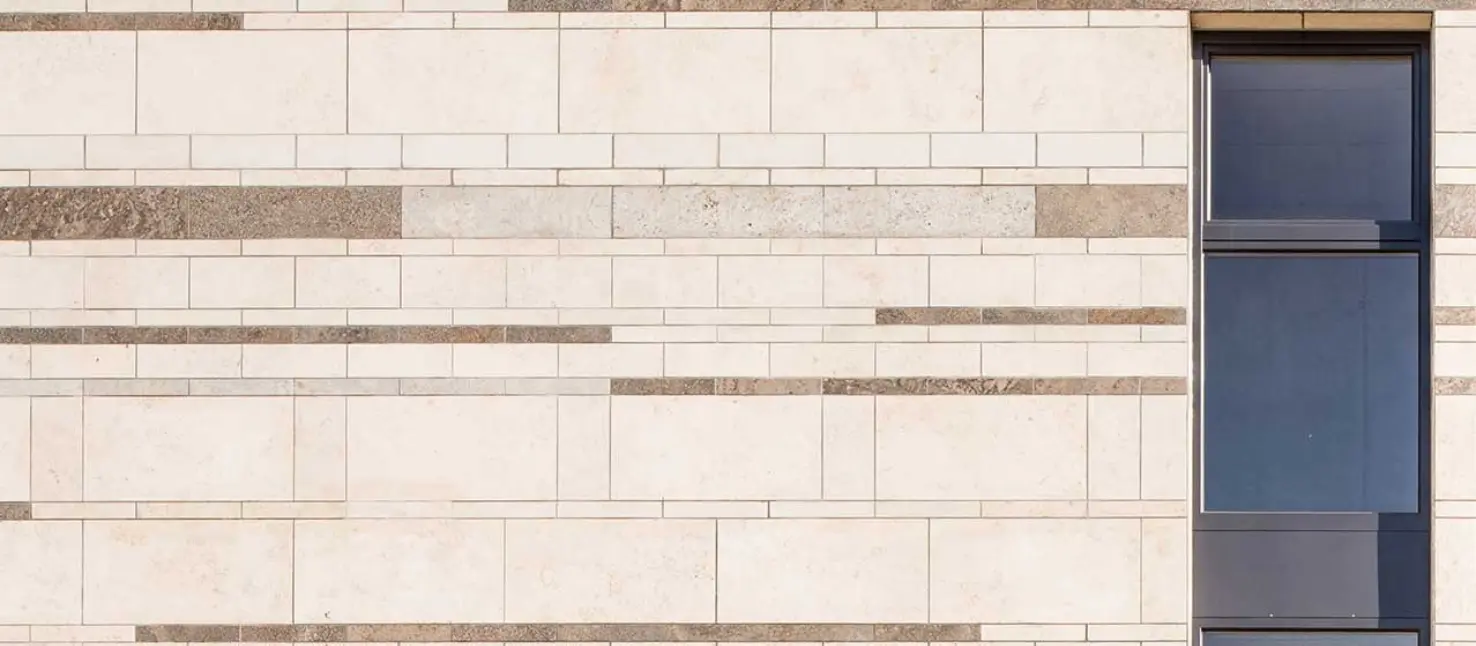 Detailansicht einer beige-brauenen Natursteinfassade, StoStone Natursteine auf WDVS von Sto