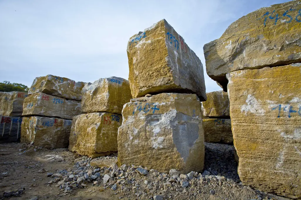 Große Felsbrocken im Steinbruch, daraus entstehen Natursteinplatten zur Fassadenverkleidung