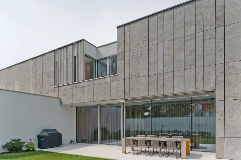Außenaufnahme eines Wohnhauses mit grauer Natursteinfassade, StoVentec Stone Massiv