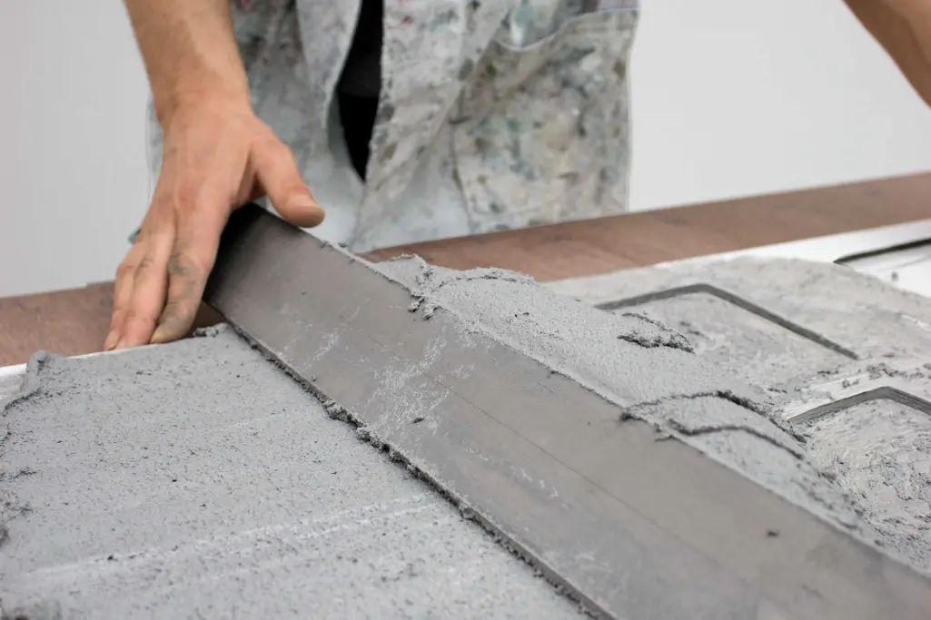 Eine Person fertigt vorgefertigte Putzelemente an