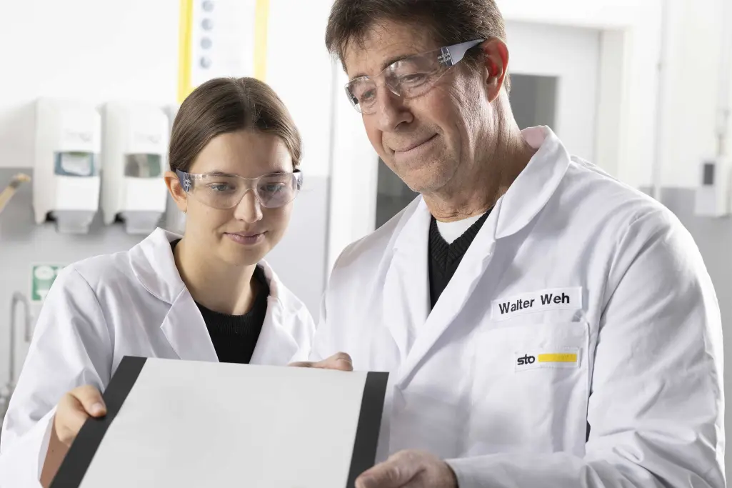 Entwicklung abwaschbare Farbe StoColor PuraClean, 2 Labormitarbeiter Sto