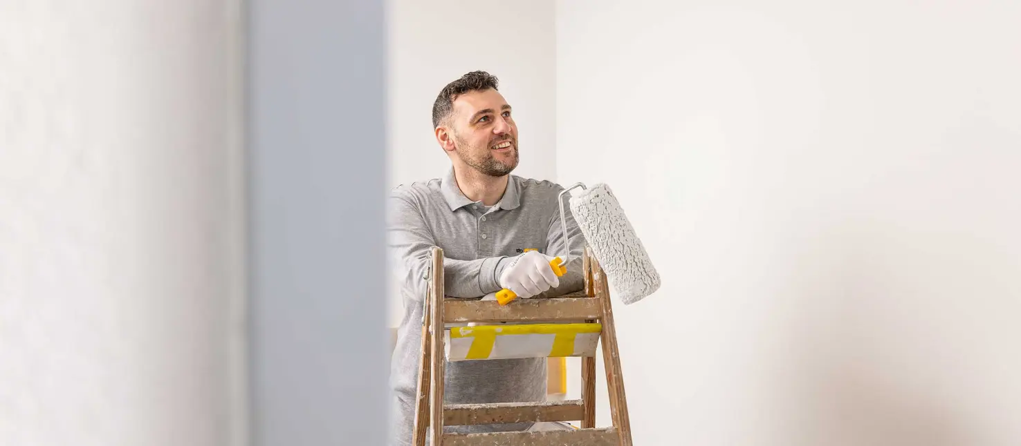 Abwaschbare Wandfarbe: Handwerker freut sich über die perfekte Wahl mit StoColor PuraClean